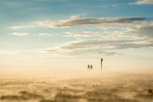 Weiter, ruhiger Sandstrand bei Sonnenuntergang mit viel Raum am Horizont